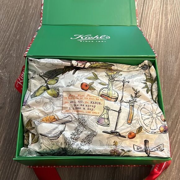 Beautiful Kiehls Gift Box - Picture 2 of 3